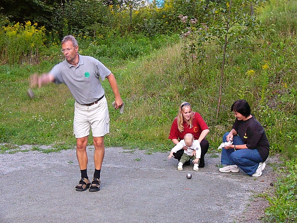 Letn turnaj 2008 - Tom stl, Alenka placuje:)