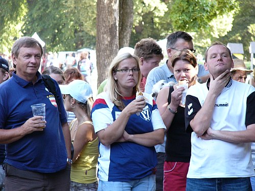 Hri Starobrna dopluj Starobrno, eny naopak kalorie a Petr Fuksa zkou, jestli je dostaten kvalitn oholen:)